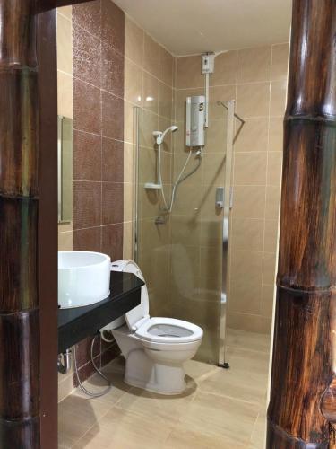y baño con ducha, aseo y lavamanos. en Maesalong Villa, en Mae Salong