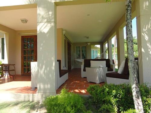 Gardenia- 3BR Dorado- Ocean Views + 3 poolsにある庭