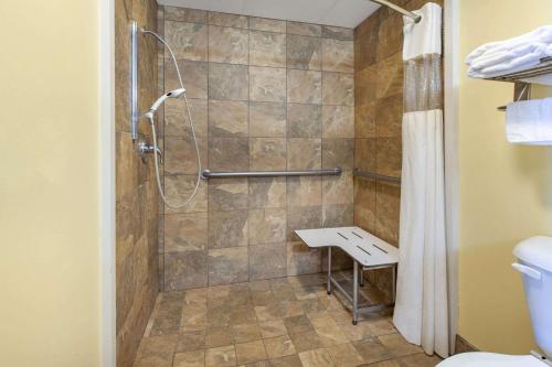 y baño con ducha y banco. en Days Inn by Wyndham Grantville, en Grantville