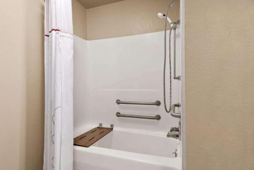 Ванна кімната в Hawthorn Suites by Wyndham Decatur