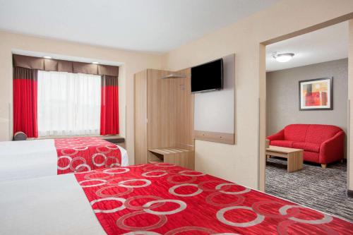Una cama o camas en una habitación de Microtel Inn & Suites by Wyndham Charleston