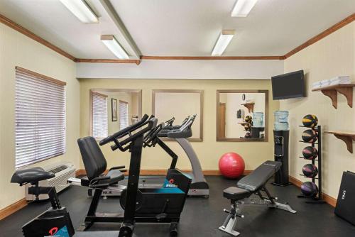 Fitness centrum a/nebo fitness zařízení v ubytování Hawthorn Extended Stay by Wyndham Decatur