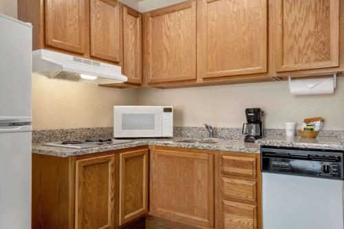 Kuchyň nebo kuchyňský kout v ubytování Hawthorn Extended Stay by Wyndham Decatur