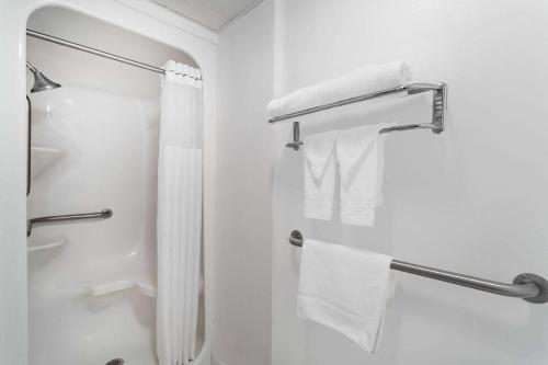 Ванная комната в Howard Johnson by Wyndham Waukegan Great Lakes