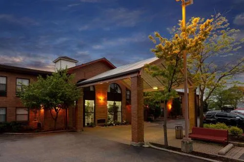 Howard Johnson by Wyndham Waukegan Great Lakes in Waukegan