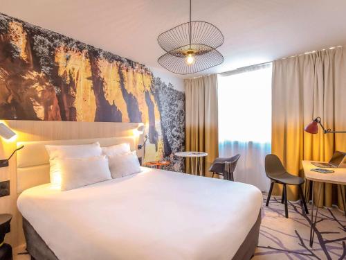 Postel nebo postele na pokoji v ubytování Mercure Cavaillon