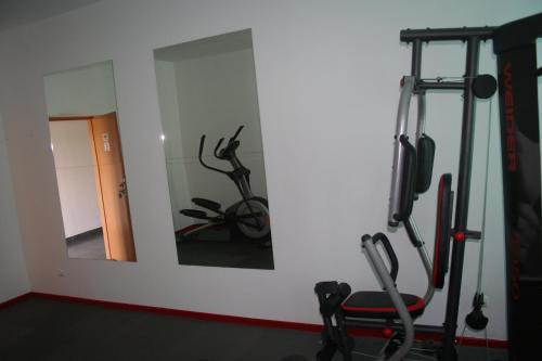a room with a mirror and a gym at Golf Hotel Lisia Polana in Pomocnia
