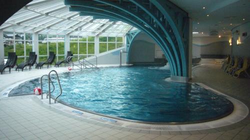 una gran piscina con techo de cristal en Haus Dorfblick, en Filzmoos