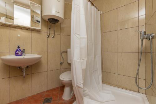 a bathroom with a shower and a toilet and a sink at app Cor2 in Selce