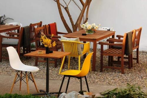 un groupe de tables et de chaises avec des fleurs sur elles dans l'établissement Casa Miron Unirii 3Strada Matei Corvin Apartament, à Timişoara