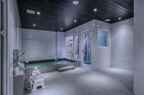 Koupelna v ubytování Kuretakeso Kemang Hotel
