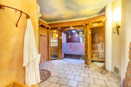 a bathroom with a walk in shower in a room at Familien- und Wellnesshotel Hanneshof in Kleinarl