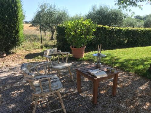 a group of chairs and a table and a table and chairs at Country Suite Home in Perugia