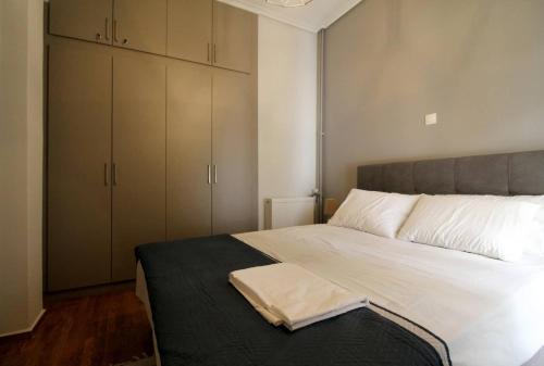 เตียงในห้องที่ Luxury flat in Hilton, central Athens, 3' metro, VFM!