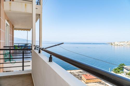 ein Balkon mit Blick aufs Wasser in der Unterkunft Esmeralda Apartaments in Sarandë