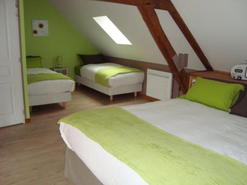 ô zirondels في La Vernelle: غرفة نوم بسريرين وجدران خضراء
