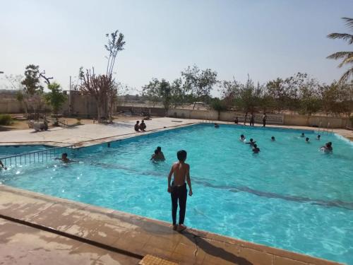 een man in een zwembad bij Hotel Lakeview in Bhuj