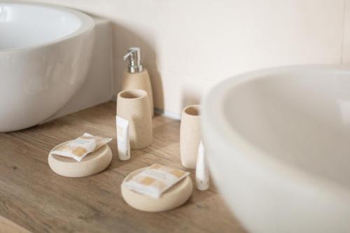 a bathroom with a sink and a tub and toiletries at Villa Coppitella, rooms & apartments in Vieste