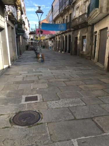 an empty street with a street light in the middle at VILLA FUENTES in Caldas de Reis