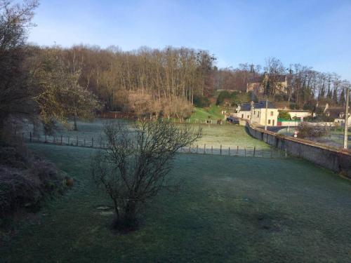 a park with a fence and a tree in the grass at Manoir - Gîte avec Spa pour 10 p. in Langeais