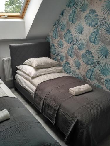 una camera da letto con un letto e carta da parati blu e verde di Apartament Kopa a Karpacz