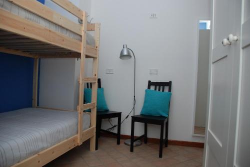 オルトーナにあるCala Chiaraのベッドルーム1室(二段ベッド2台、椅子付)