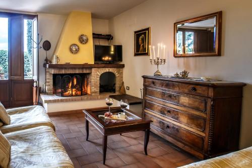 ein Wohnzimmer mit einem Sofa und einem Kamin in der Unterkunft Villa Nuba, Residenza di pregio del Perugino, con due sale da bagno in Perugia