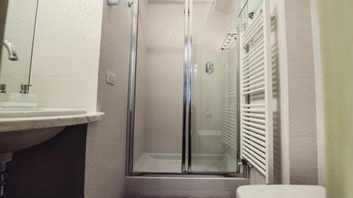 a bathroom with a shower and a toilet and a sink at Villa Nuba, in campagna e a 5 minuti dal cuore del centro storico, elegante residenza con due sale da bagno, jacuzzi e ogni comfort in Perugia