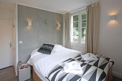 une chambre avec un lit avec deux serviettes dessus dans l'établissement La Saleina Apartment - Chamonix All Year, à Chamonix-Mont-Blanc