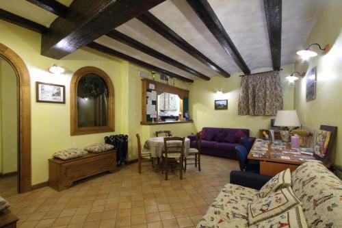 a living room with a couch and a table at Residenza dei Maestri in Roccaraso