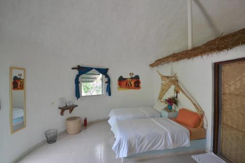 biały pokój z 2 łóżkami i oknem w obiekcie Footsteps Eco-Lodge w mieście Gunjur