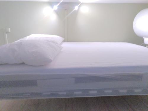 Una cama o camas en una habitación de Studio à font romeu grand hôtel