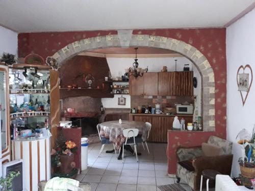 a living room with a table and a kitchen at VLASSIS APTS -ΜΕΛΙΔΟΝΙ-ΔΙΑΜΕΡΙΣΜΑ ΒΑΣΙΛΙΚΗ in Melidhónion