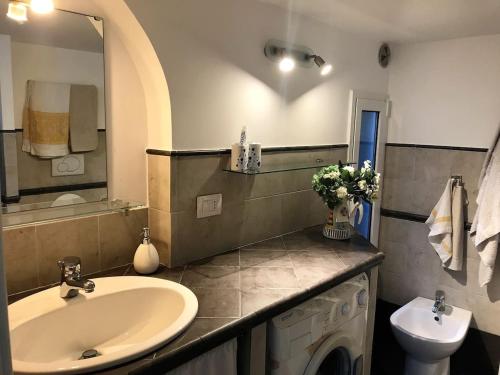 ein Bad mit einem Waschbecken und einem WC in der Unterkunft Casa Celeste Fregene, il mare di Roma in Fregene