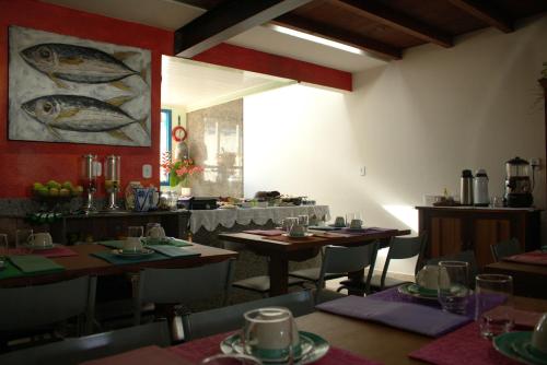 une salle à manger avec des tables et des chaises dans un restaurant dans l'établissement Acapela Hospedagem, à Ouro Preto