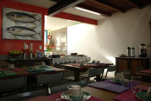 uma sala de jantar com mesas e cadeiras num restaurante em Acapela Hospedagem em Ouro Preto