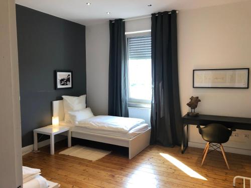 - une petite chambre avec un lit et une fenêtre dans l'établissement Luxe Apartment am Rhein, à Worms