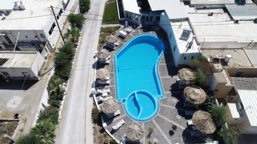 an overhead view of a swimming pool at a resort at Sea View Beach Hotel in Perivolos