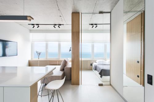 een keuken en een woonkamer met uitzicht op een slaapkamer bij Sea & Sky apartments in Odessa