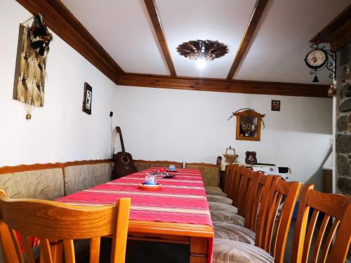 Restaurant o un lloc per menjar a стаи за гости Диневи