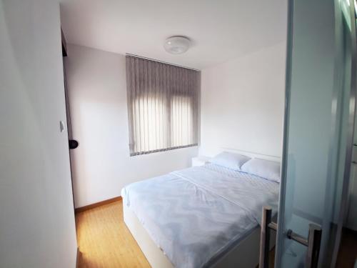 a small bedroom with a bed and a window at Lux Studio Apartment Vidanovic in Pirot