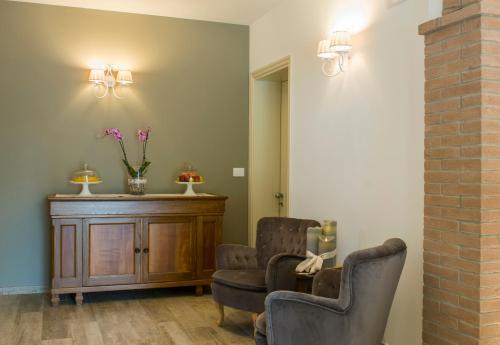 a waiting room with two chairs and a cabinet at Agriturismo N'Uova Campagna in Bologna
