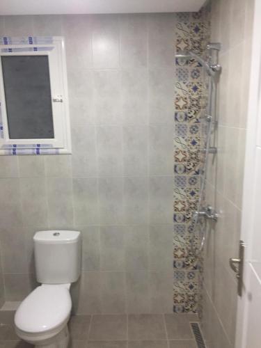 Chott MeriemにあるS+1 vue mer climatiséのトイレとシャワー付きのバスルーム