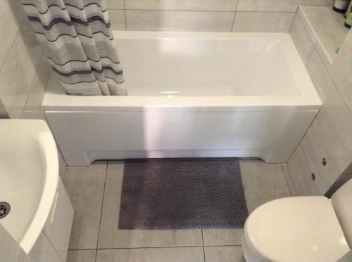 a bathroom with a white tub and a toilet at квартира в Аркадии in Odesa