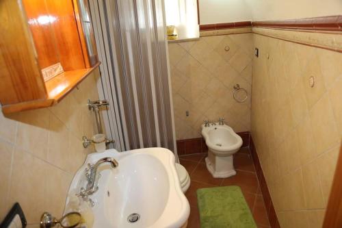 een kleine badkamer met een wastafel en een toilet bij Casa Matteo Giovanni in Modica