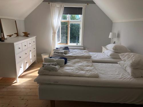 En eller flere senge i et værelse på Solbacka