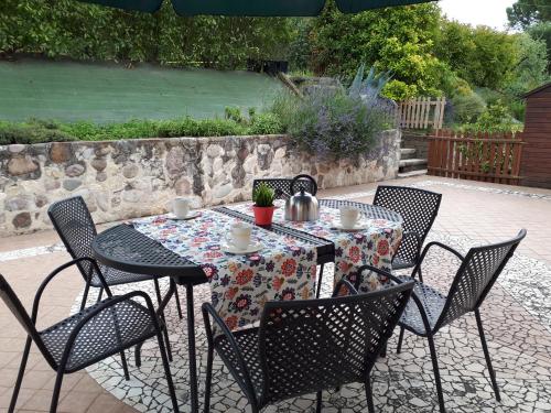 una mesa y sillas en un patio en Appartamento con giardino a Cisano di Bardolino, en Bardolino
