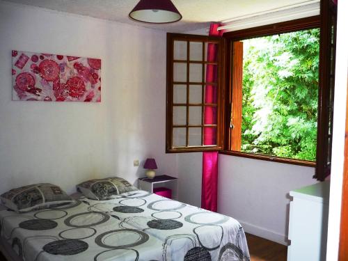 1 dormitorio con cama y ventana en La martinière - Au cours du ruisseau, en Saint Germain de Livet