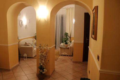 corridoio con arco e soggiorno di Badia Holiday Home a Taormina