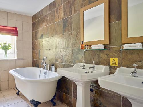 Ett badrum på Tennant Arms Hotel